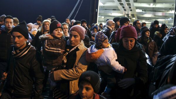 Refugiados e inmigrantes llegan a la UE - Sputnik Mundo
