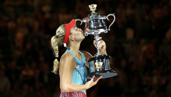 La jugadora alemana Angelique Kerber con su trofeo tras ganar a Serena Williams en el final del abierto de Australia - Sputnik Mundo