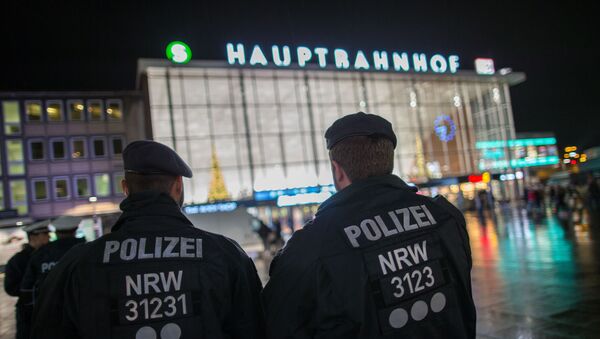 La policía en la plaza principal frente a la estación central de trenes donde ocurieron los asaltos de agresión sexual, robos y violación a mujeres en Colonia, Alemania - Sputnik Mundo