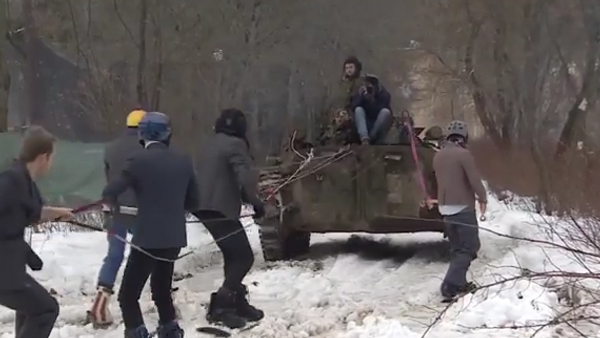 Mientras tú trabajas, rusos practican snowboard tras un vehículo militar - Sputnik Mundo