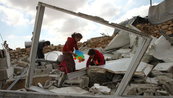 Niños palestinos buscan juguetes en los restos de su casa - Sputnik Mundo