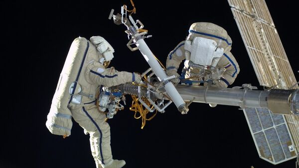 Cosmonautas rusos utilizan los escafandras Orlan-MK - Sputnik Mundo