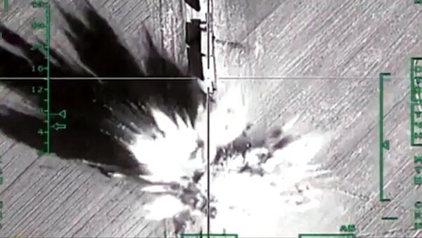 Bombardeo de las posiciones de terroristas por la aviación rusa en Siria - Sputnik Mundo