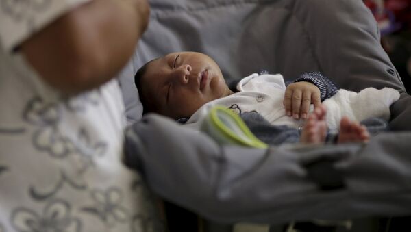Un bebé con microcefalia en Brasil - Sputnik Mundo