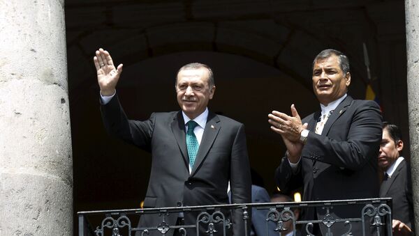 Turkish President Erdogan and Ecuador's President Correa wave to pedestrians from the balcony of Carondelet Palace in Quito, Ecuador - Sputnik Mundo