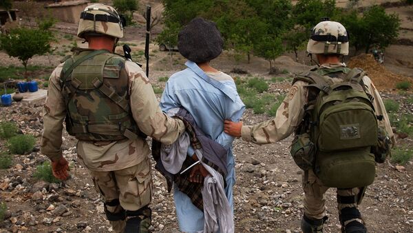 Soldados estadounidenses conducen un preso afgano (archivo) - Sputnik Mundo