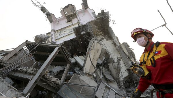 El grupo de rescate trabaja en el lugar donde el edificio de 17 pisos se ha destruido tras un terremoto en Taiwán. El 6 de febrero del 2016. - Sputnik Mundo