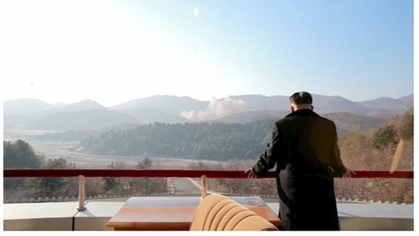 Kim Jong-un, líder de Corea del Norte, mira el lanzamiento del satélite - Sputnik Mundo