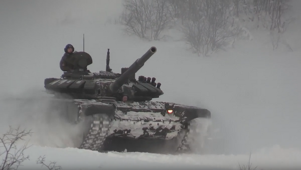 Tanques T-72 maniobran sobre la nieve - Sputnik Mundo