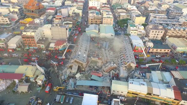 Un dron captó el derrumbamiento de un edificio durante el terremoto en Taiwán - Sputnik Mundo