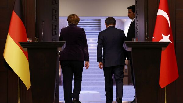 Canciller de Alemania, Angela Merkel y ministro de Exteriores de Turquía, Ahmet Davutoglu - Sputnik Mundo