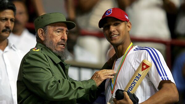 Fidel Castro y Yulieski Gourriel (archivo) - Sputnik Mundo