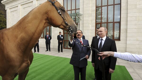 Vladimir Putin, presidente de Rusia, regala un caballo al rey de Bahrein, Hamad bin Isa al Jalifa - Sputnik Mundo