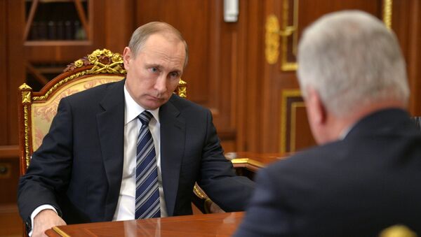 El presidente de Rusia, Vladímir Putin, durante la reunión con el dirigente de la Federación de Sindicatos Independientes, Mijaíl Shmakov - Sputnik Mundo