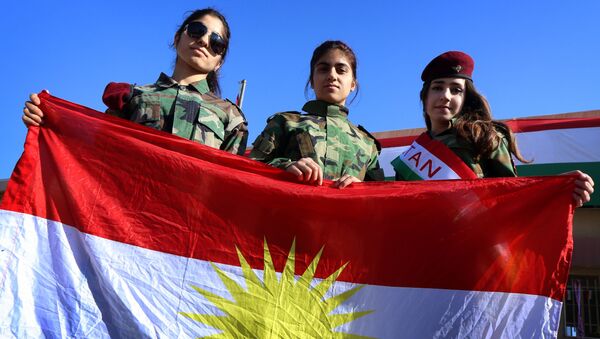 Iraqi Kurdish girls carry a Kurdistan flag during the celebration of Flag Day in the northern city of Arbil, the capital of the autonomous Kurdish region in northern Iraq - Sputnik Mundo