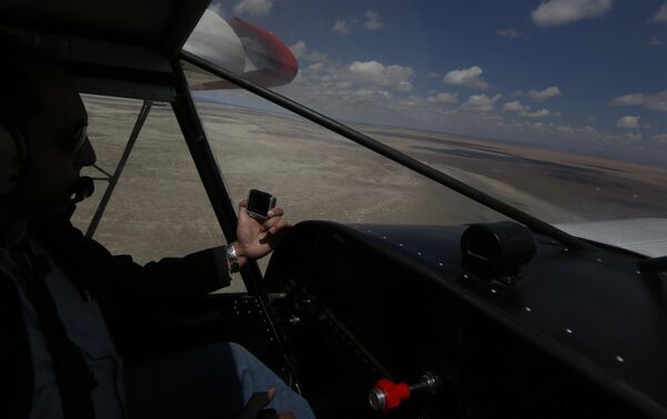 Un avión sobrevuela el desecado lago Poopó, Bolivia - Sputnik Mundo