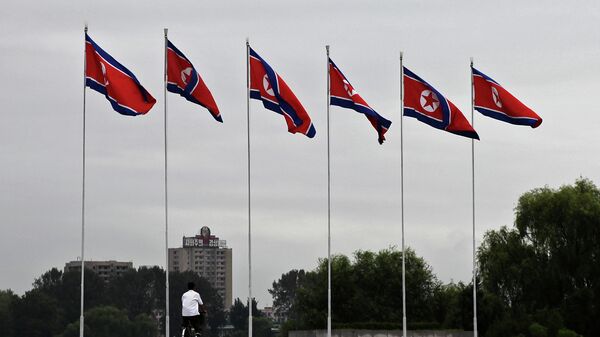 Las banderas de la república de Cores del Norte en la capital de Pyongyang. - Sputnik Mundo