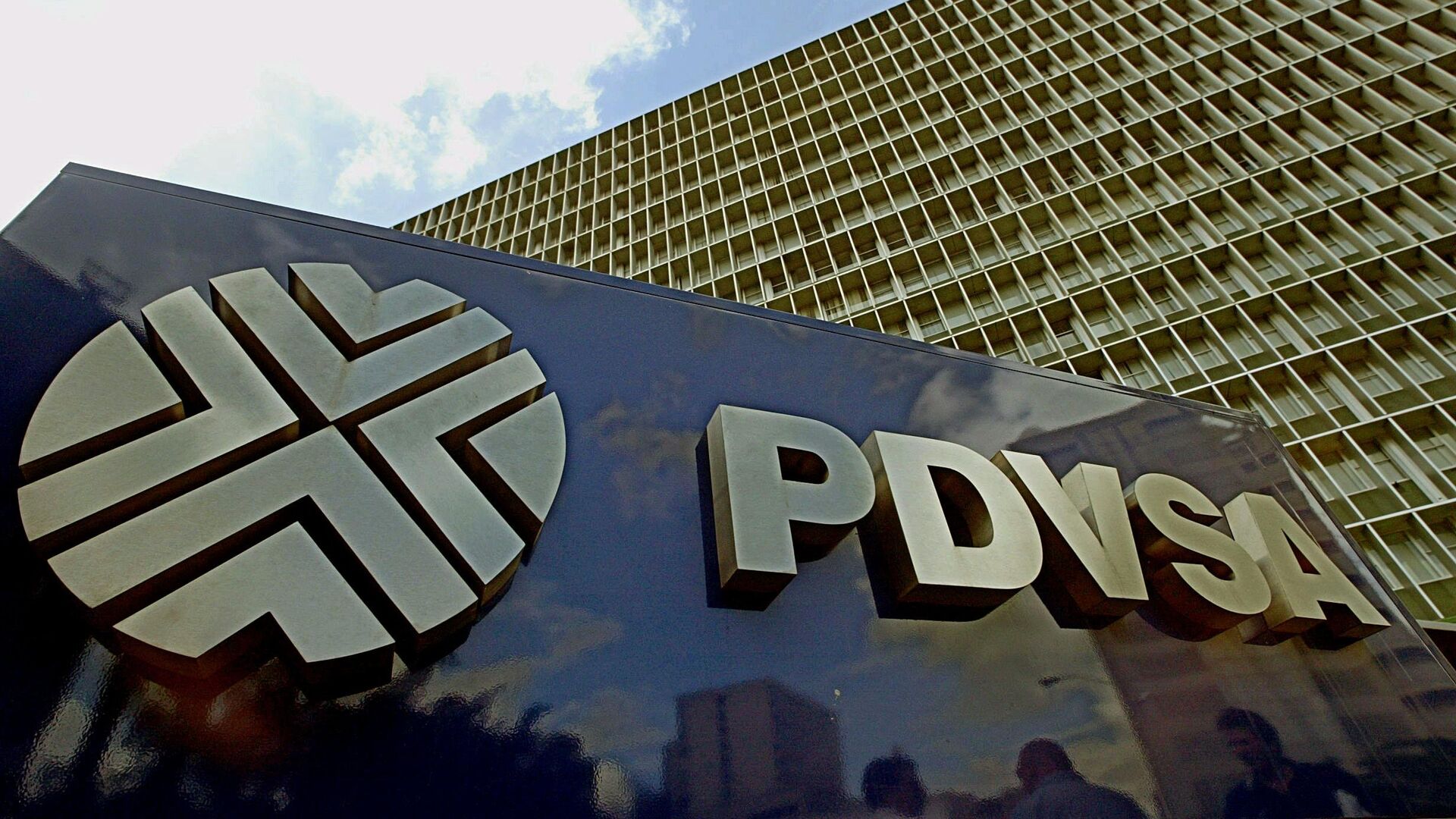 Foto de la fachada de la empresa Estatal Petroleos de Venezuela (PDVSA), en la ciudad de Caracas, el 13 de junio de 2003. - Sputnik Mundo, 1920, 09.06.2023
