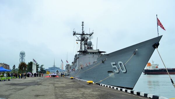 USS Taylor de las fuerzas navales de EEUU en el puerto georgiano de Batumi (archivo) - Sputnik Mundo