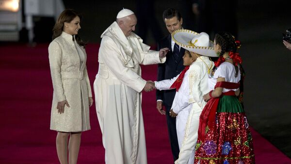 Angélica Rivera, primera dama de México, Papa Francisco y Enrique Peña Nieto, presidente de México - Sputnik Mundo