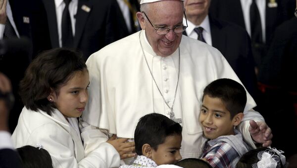 Papa Francisco con niños - Sputnik Mundo