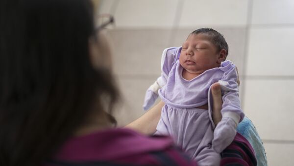 Bebé brasileño con microcefalia - Sputnik Mundo