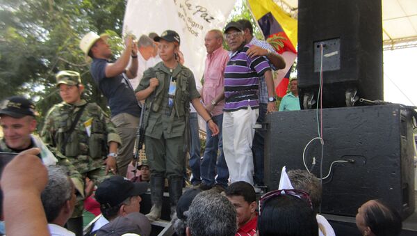 Guerrilleros de las FARC hacen campaña por la paz en plaza pública de Colombia - Sputnik Mundo