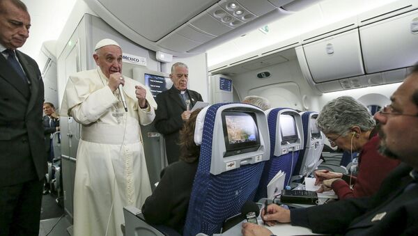 Papa Francisco durante el encuentro con medios a bordo del avión papal - Sputnik Mundo