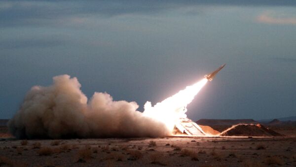 Lanzamiento de un misil iraní (Archivo) - Sputnik Mundo