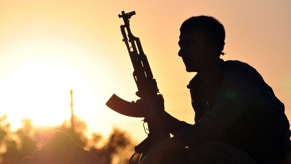 Un soldado kurdo cerca de Al Raqa - Sputnik Mundo