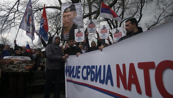 Manifestantes serbios protestan contra la cooperación con la OTAN - Sputnik Mundo