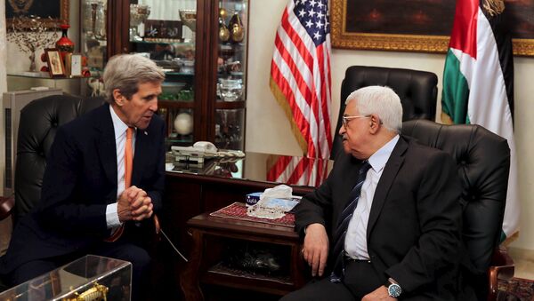 Secretario de Estado de EEUU, John Kerry y  Ppesidente de Palestina, Mahmud Abás - Sputnik Mundo