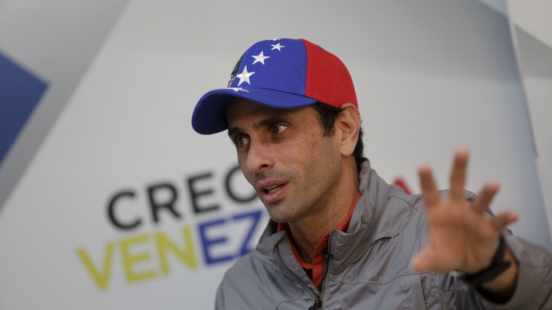 Venezuelan opposition leader and Governor of Miranda state Henrique Capriles speaks during an interview with Reuters in Caracas - Sputnik Mundo, 1920, 11.08.2021