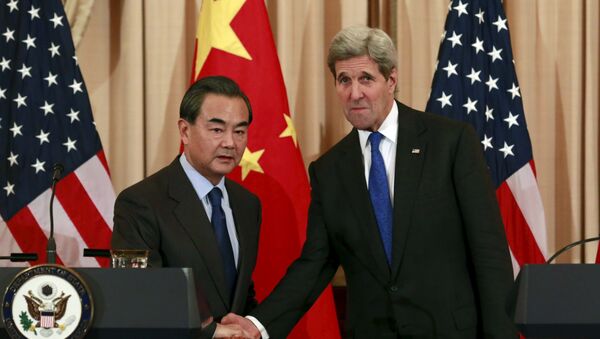 Wang Yi, ministro de Exteriores de China, y John Kerry, secretario de estado de EEUU - Sputnik Mundo
