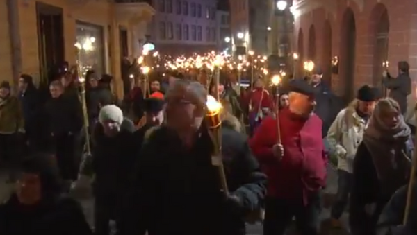 Estonia: Una marcha multitudinaria enciende luces en Tallin - Sputnik Mundo