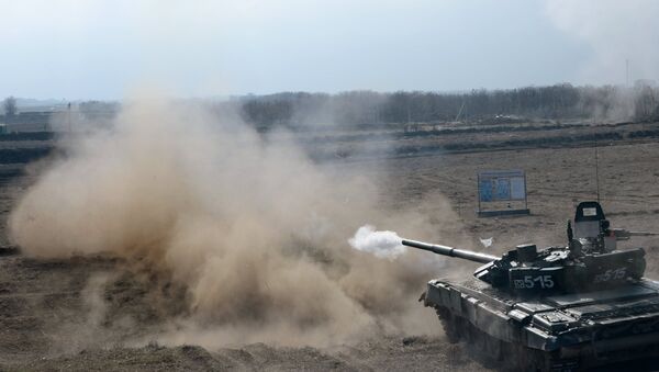 Tanque T-72 ruso durante las maniobras - Sputnik Mundo
