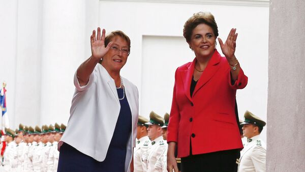 Michelle Bachelet, presidenta de Chile, y Dilma Rousseff, presidenta de Brasil - Sputnik Mundo
