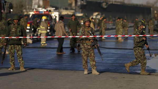 Los soldados afganos cerca del sitio del ataque suicida en Kabul - Sputnik Mundo