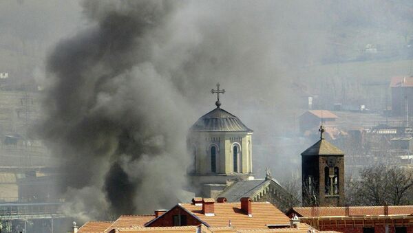 Una iglesia serbia en llamas en Kosovo (archivo) - Sputnik Mundo
