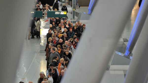 La gente en el aeropuerto de Düsseldorf - Sputnik Mundo