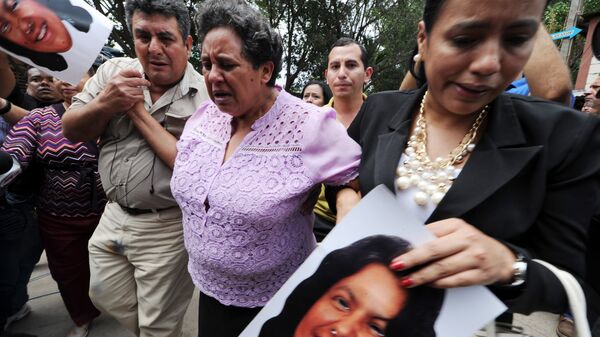 Relatives of murdered indigenous activist Berta Caceres cry, in La Esperanza, 200 km northwest of Tegucigalpa, on March 3, 2016 - Sputnik Mundo