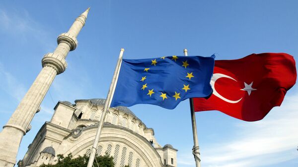 Flags of Turkey, right, and the European Union are seen in front of a mosque in Istanbul, Turkey - Sputnik Mundo