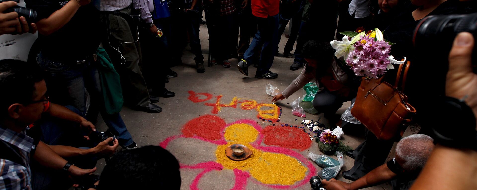 Activists draw a flower on the floor with chalk as part of a makeshift altar for slain environmental rights activist Berta Caceres during a protest outside the morgue in Tegucigalpa, Honduras, March 3, 2016. - Sputnik Mundo, 1920, 05.03.2021