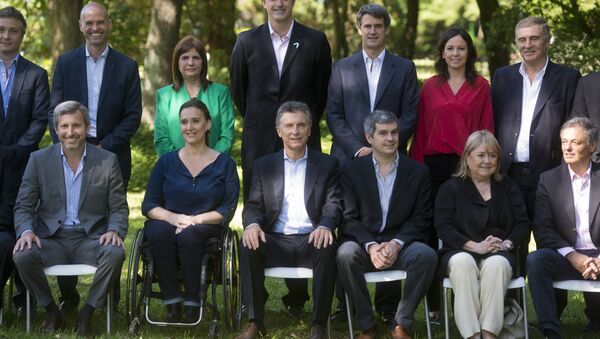 Mauricio Macri, presidente de Argentina, con algunos miembros de su nuevo gabinete - Sputnik Mundo
