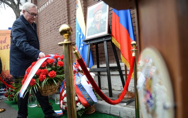 Serguéi Riabkov, viceministro de Relaciones Exteriores de Rusia, depositando una ofrenda floral ante la placa conmemorativa de Hugo Chávez - Sputnik Mundo