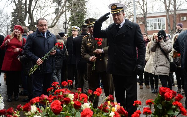 La ofrenda floral ante la placa conmemorativa de Hugo Chávez - Sputnik Mundo