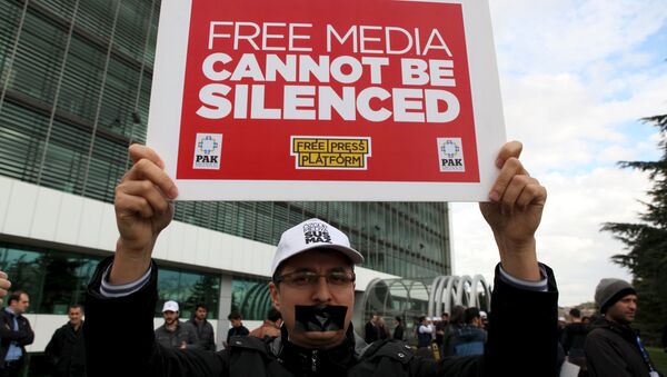 Periodistas del diario opositor Zaman protestan contra la intervención del Estado en los medios - Sputnik Mundo