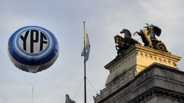 An inflatable baloon with the Argentine national oil company YPF logo floats in the air in front the Congress bulding before the voting of the bill nationalizing the company, on May 3, 2012 - Sputnik Mundo