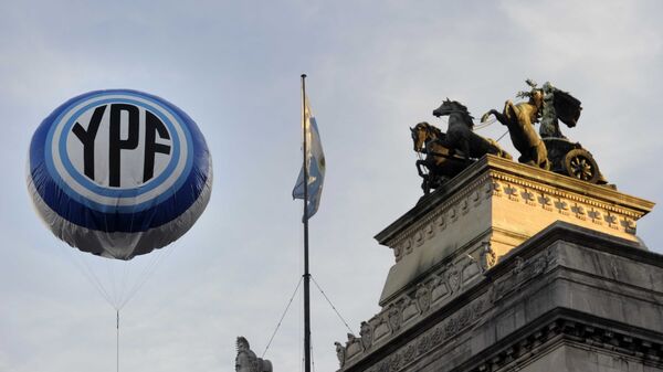 An inflatable baloon with the Argentine national oil company YPF logo floats in the air in front the Congress bulding before the voting of the bill nationalizing the company, on May 3, 2012 - Sputnik Mundo