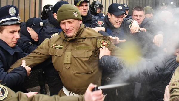 El enfrentamiento de los manifestantes en apoyo a Sávchenko contra las fuerzas policiales cerca del Consulado General de Rusia en Odesa - Sputnik Mundo